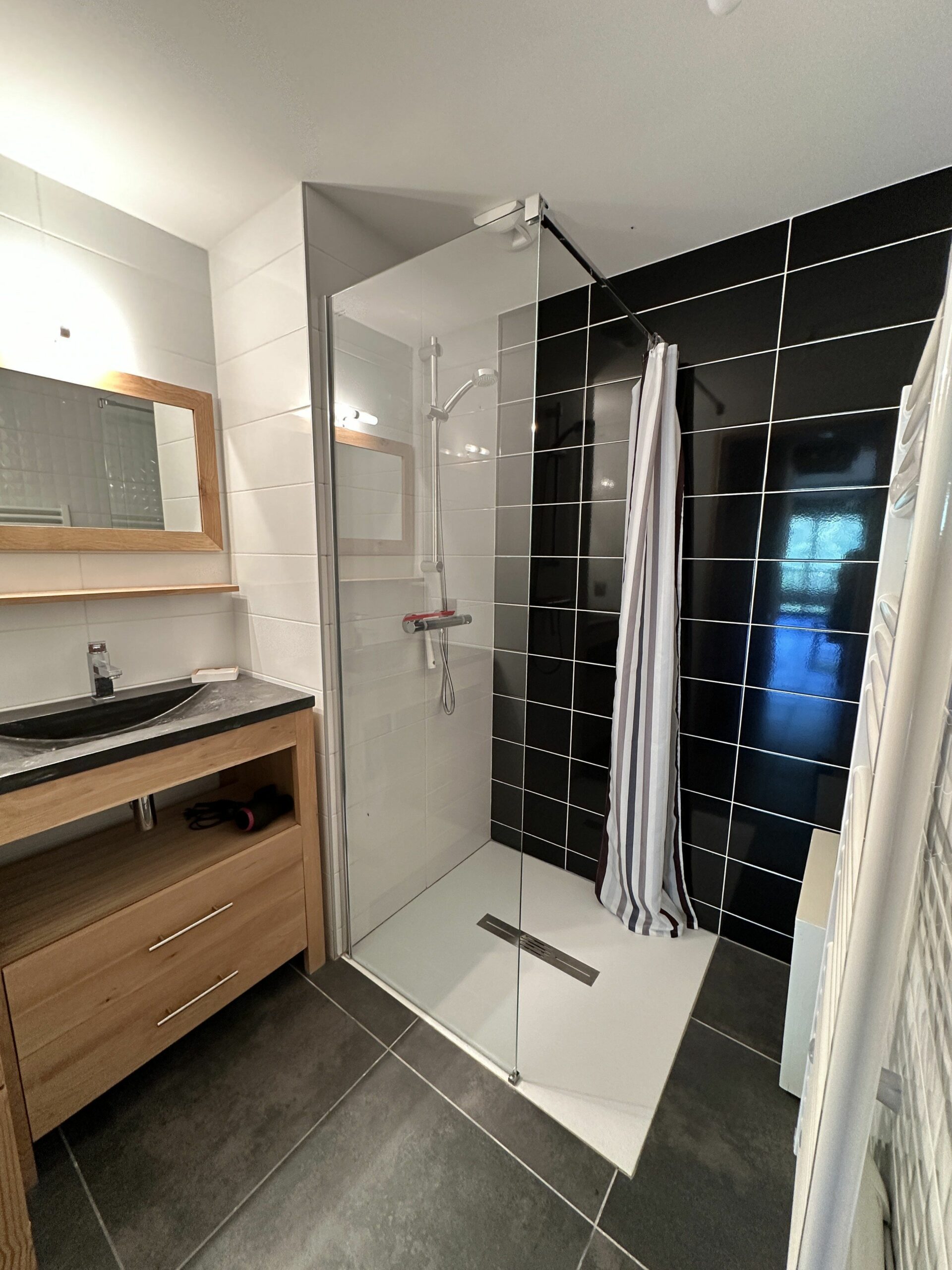 2 Salles de bain modernes et confortables équipées de sèche-cheveux.