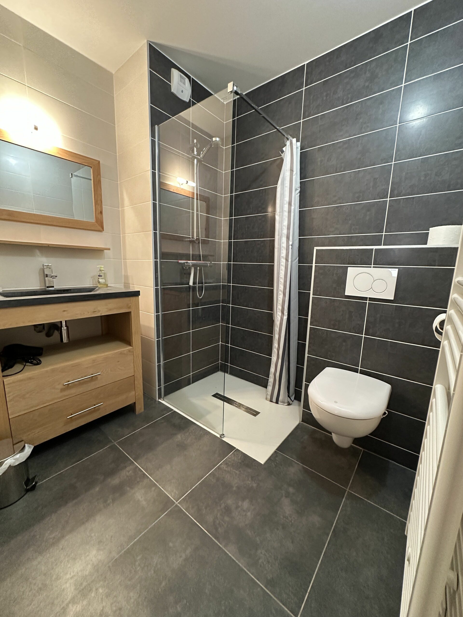 2ème salle de bain avec WC.