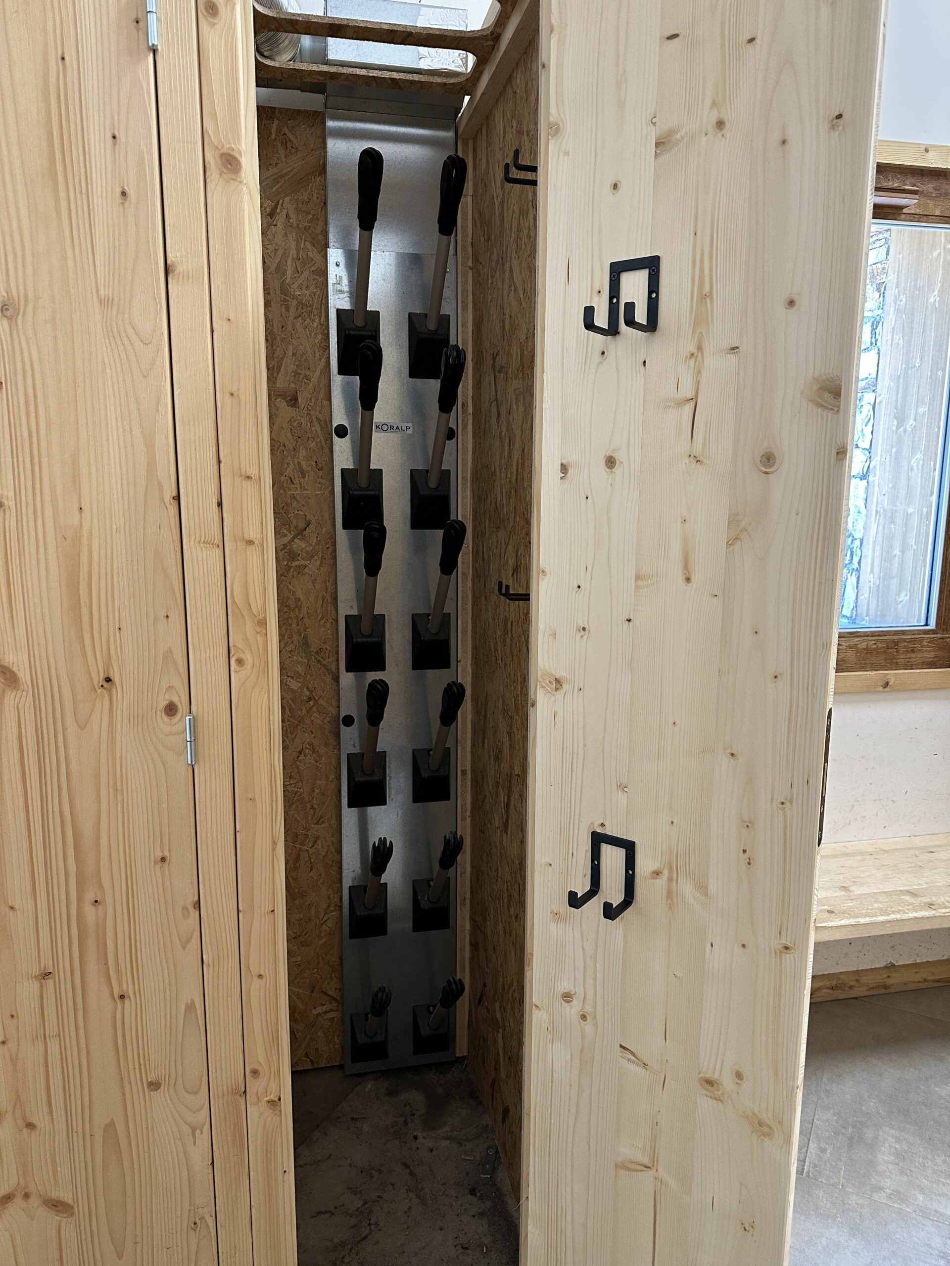 Casier à ski pour 6 paires de ski avec séchoirs pour chaussures.