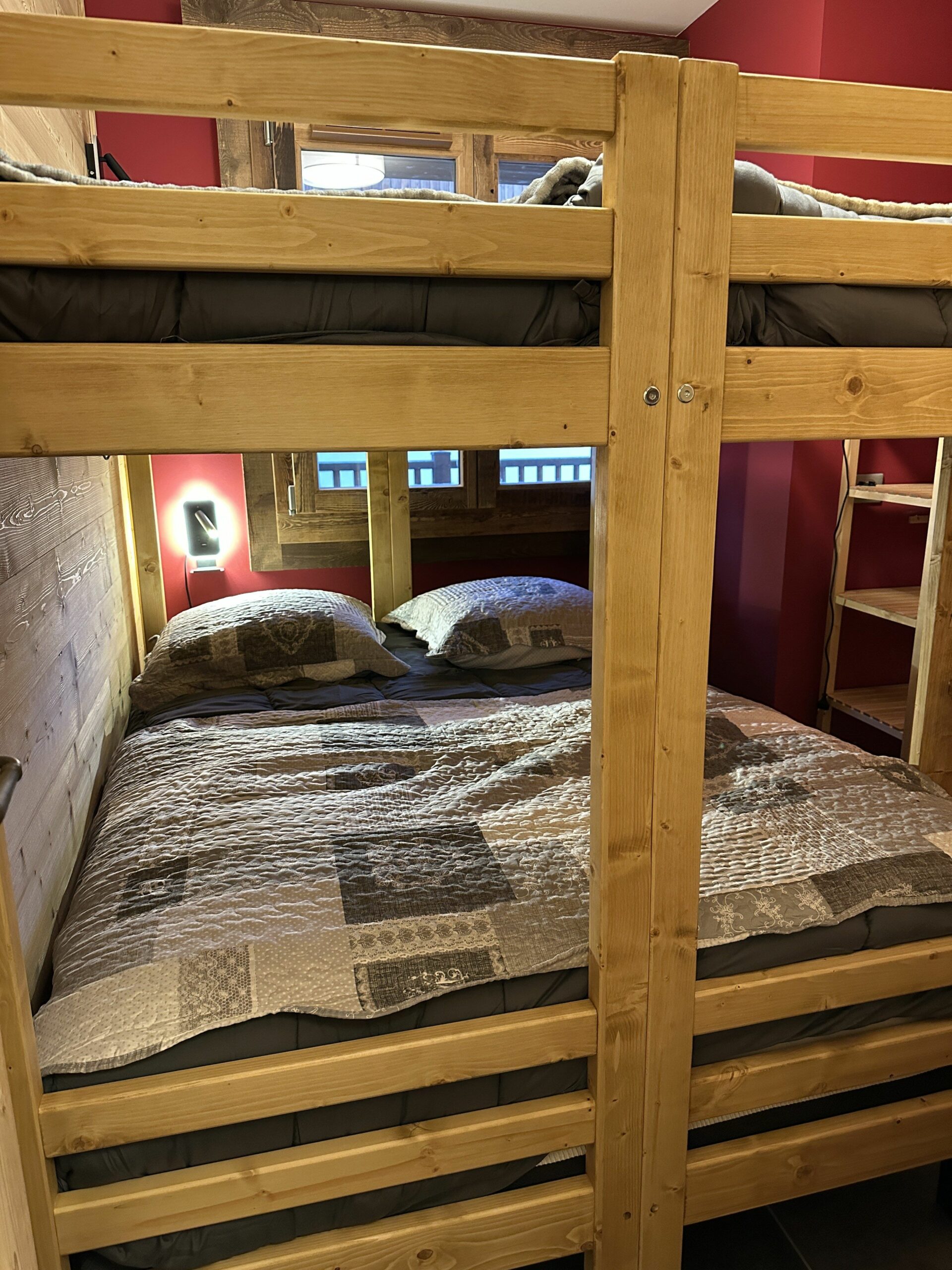 3ème chambre avec un lit double en bas et 2 lits simples superposés.