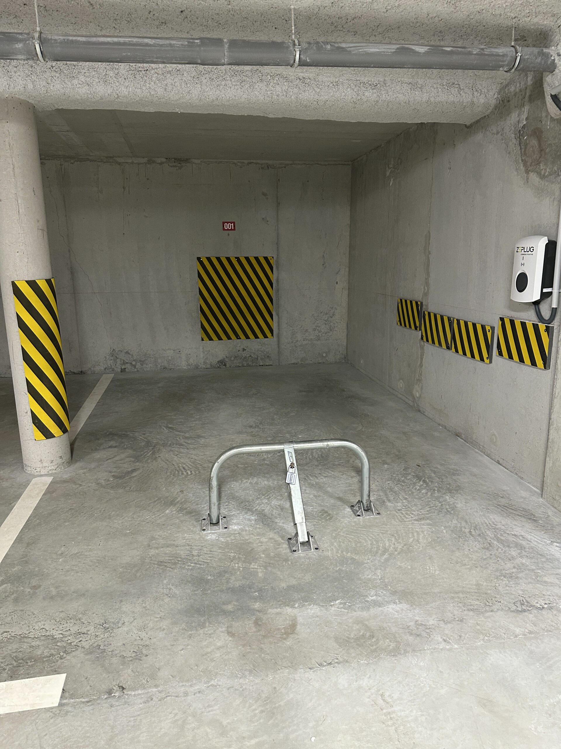 Place de garage privée et borne de recharge pour voiture électrique