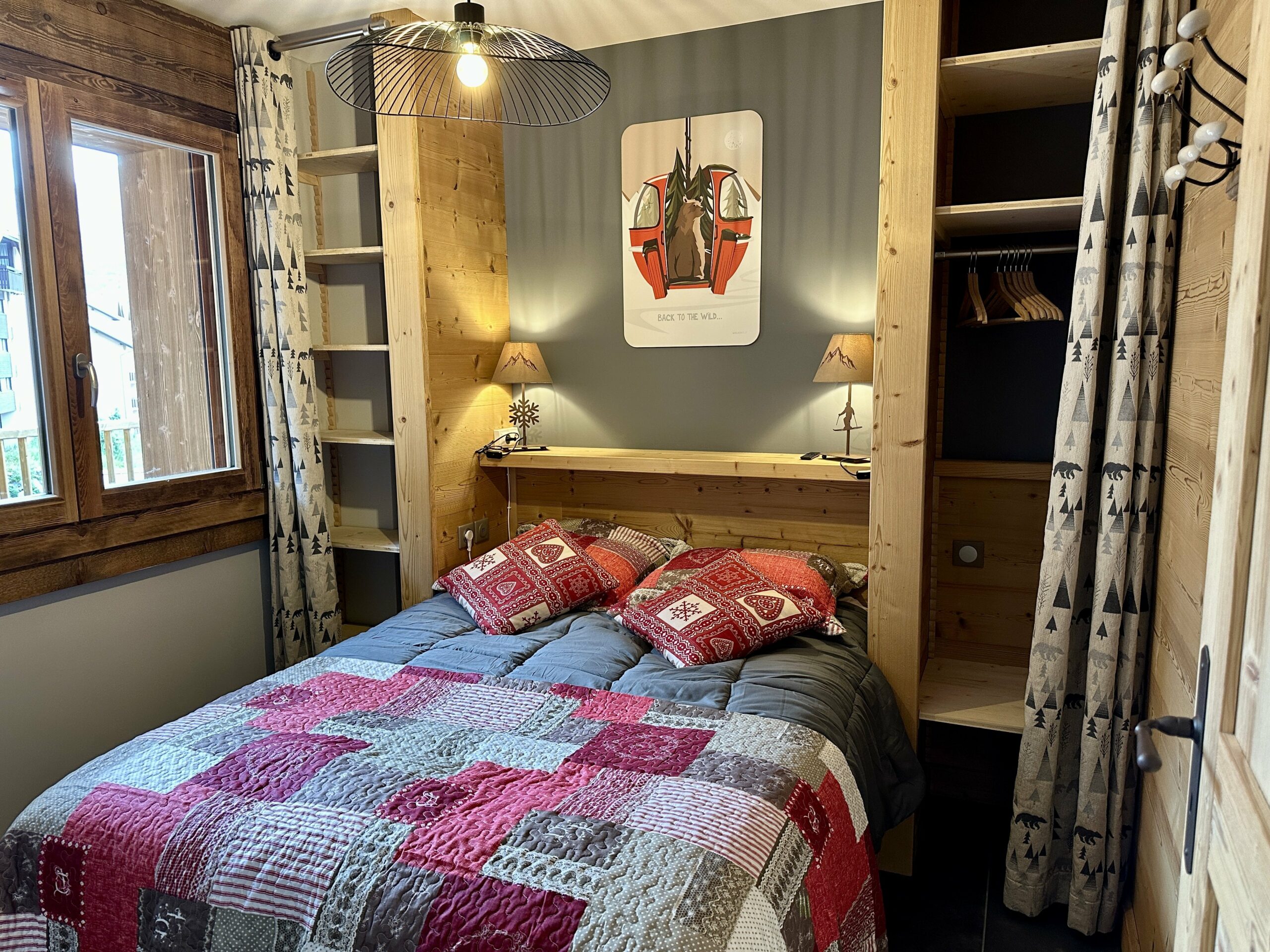 2ème chambre -literie haut de gamme - lit 140x190 et TV.