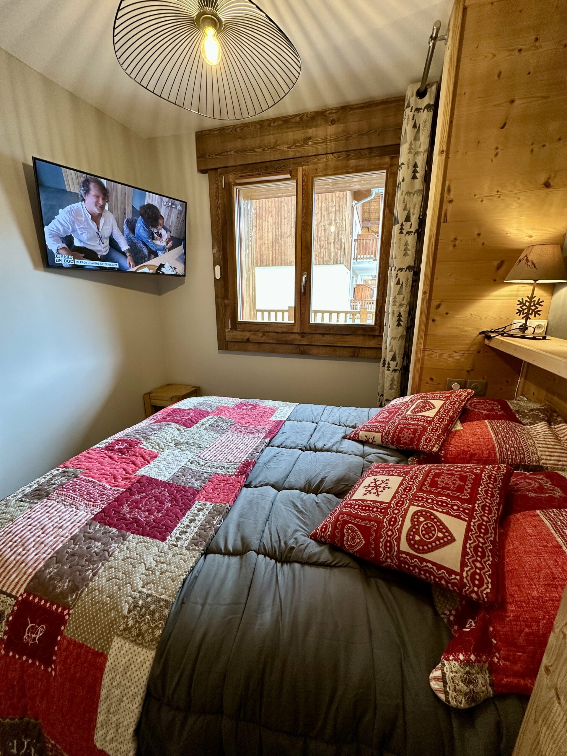 2ème chambre -literie haut de gamme - lit 140x190 et TV.