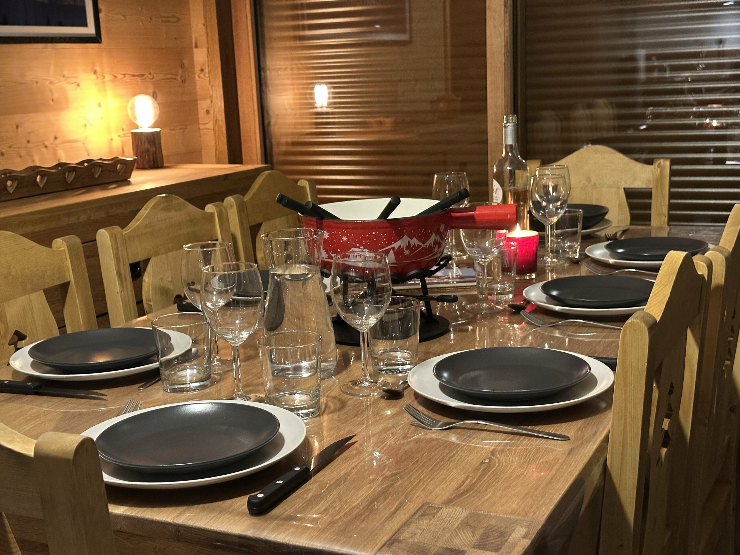 Appareils à fondue et raclette compris dans l'appartement.
