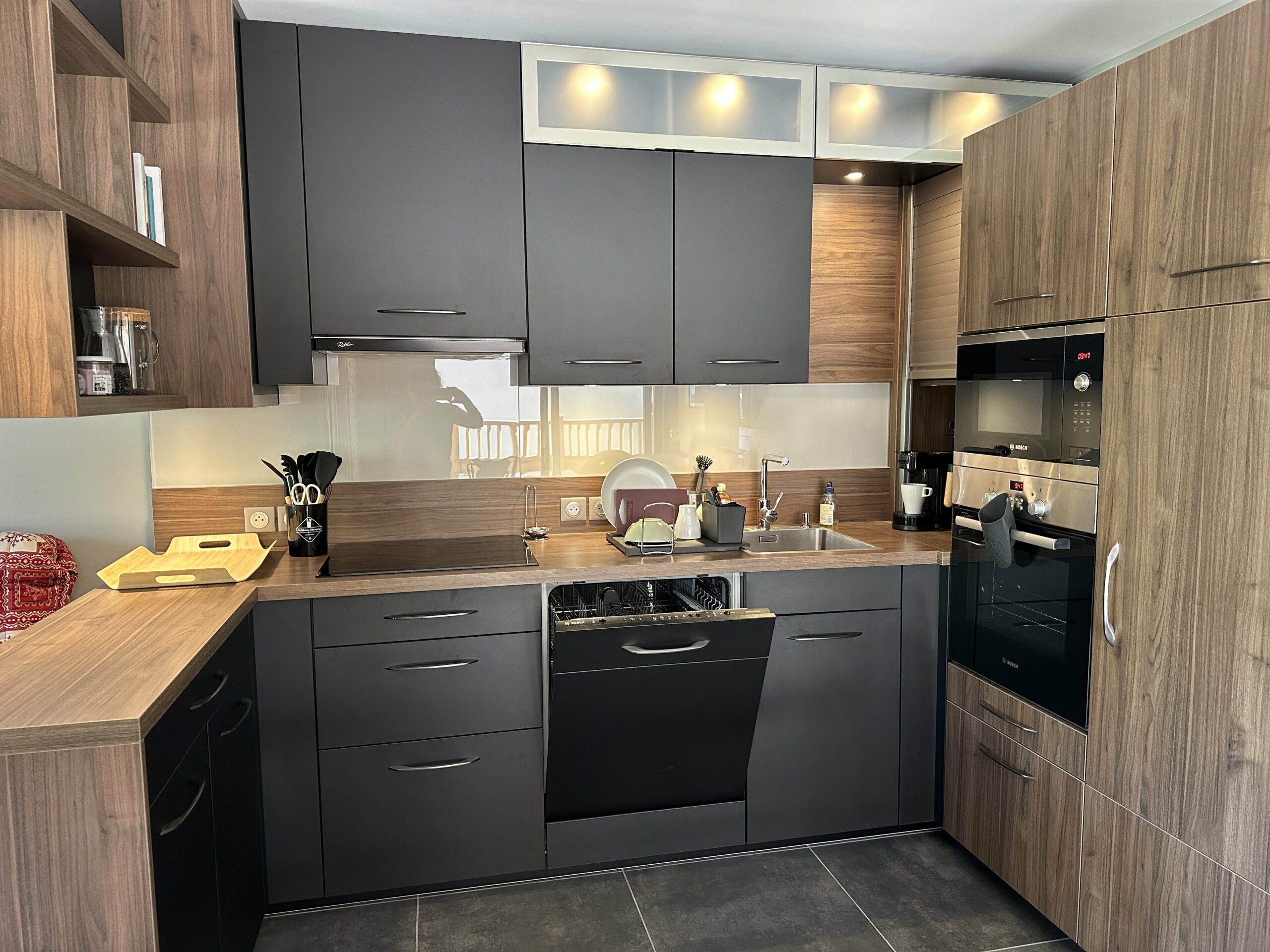 Cuisine tout équipée avec lave-vaisselle, four, four micro-onde, grand frigo et espace congélateur.