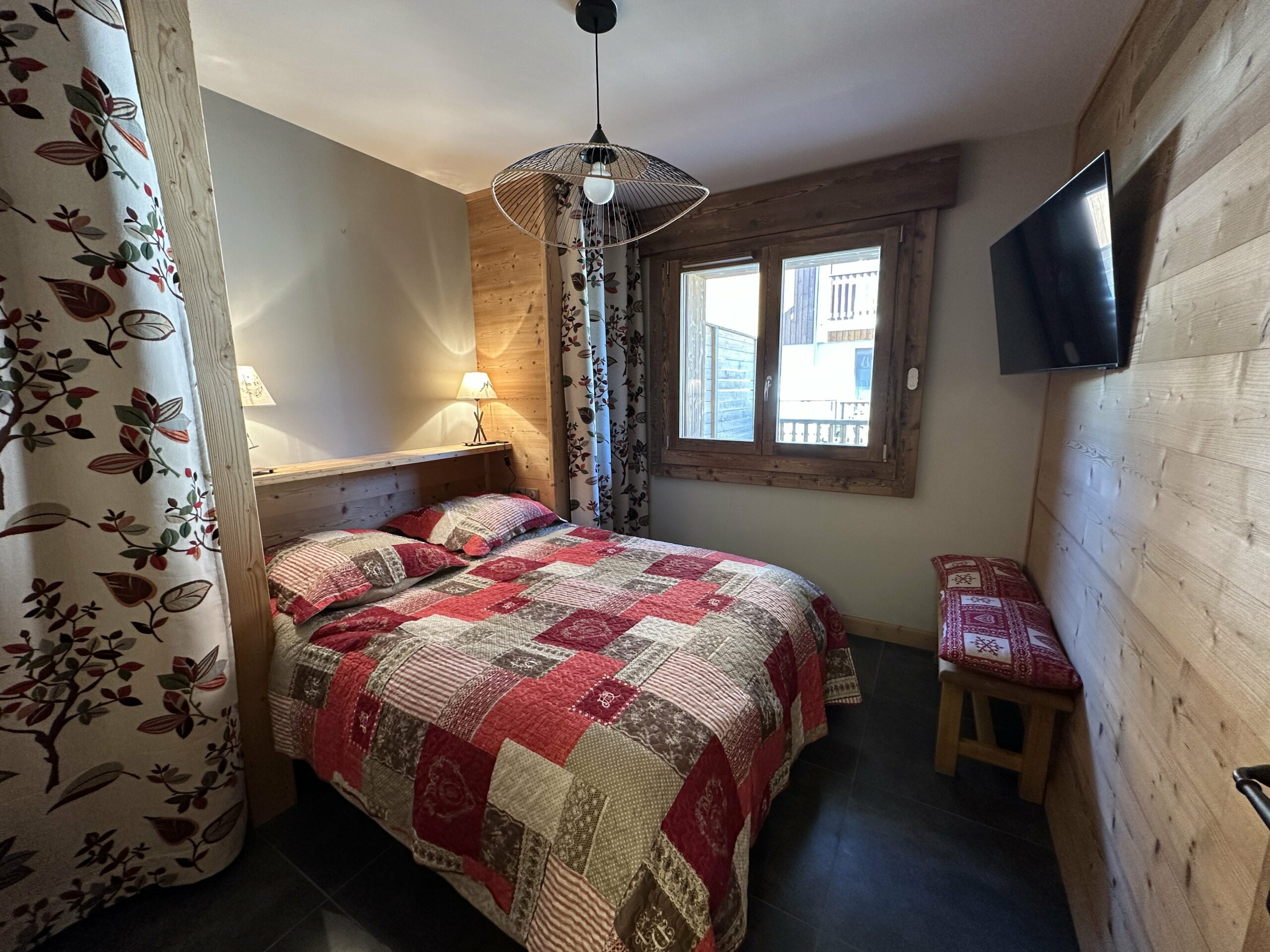 1ère chambre-literie haut de gamme- lit double 140x190 et TV.