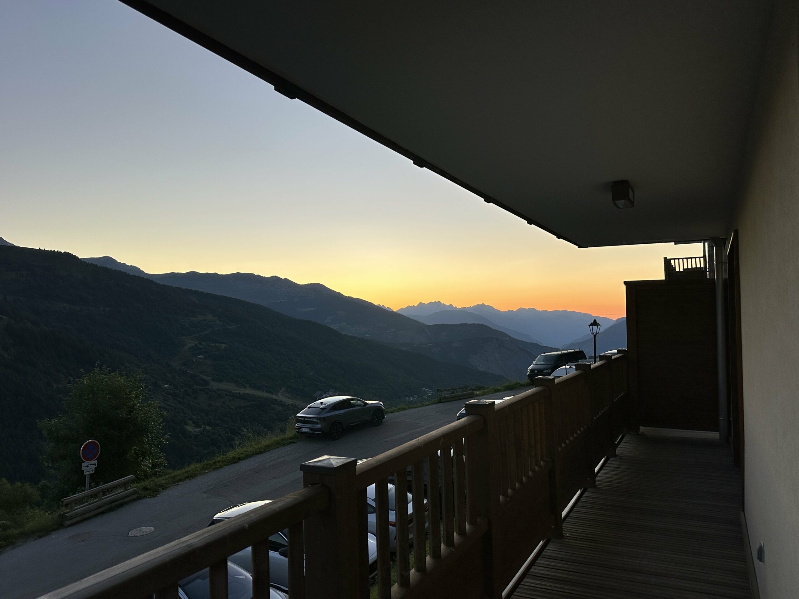 Balcon pleine vue coucher de soleil.