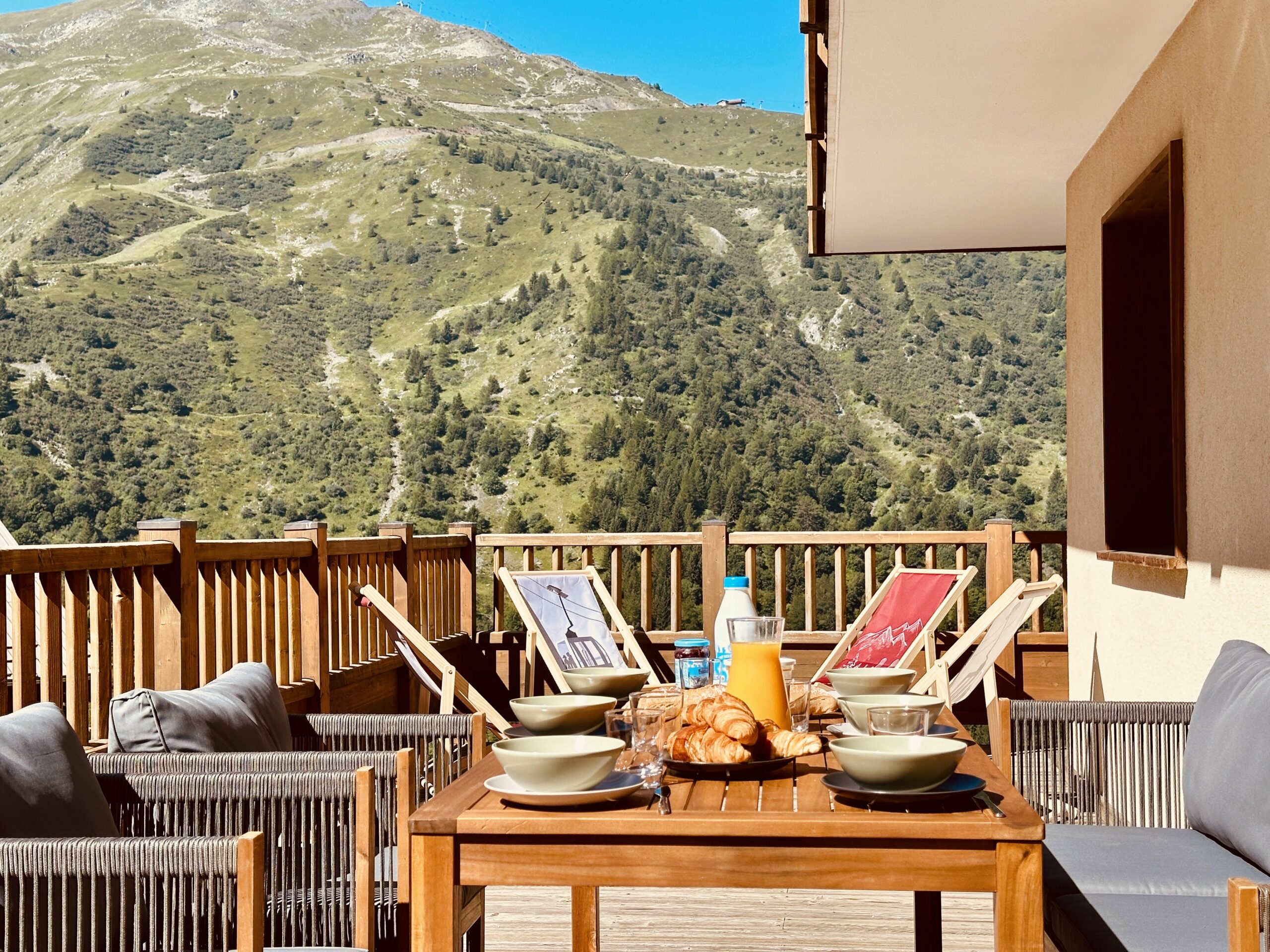 Grande terrasse avec salon de jardin, chiliennes, bains de soleil permettant de profiter de l'extérieur été comme hiver.